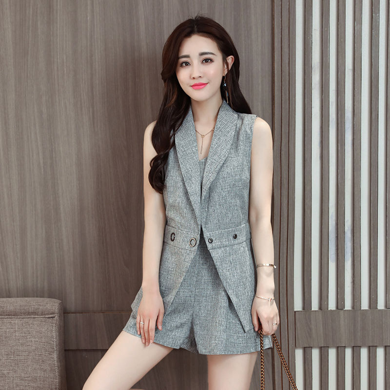 漂亮的连衣裙，有气质的旗袍，都不如这样的女套装，洋气还时尚