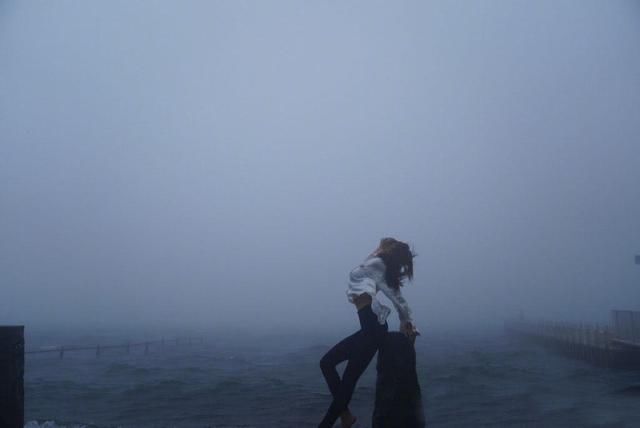 张蓝心海边朦胧美照,风撩衬衫露出小蛮腰,尽显性感曲线