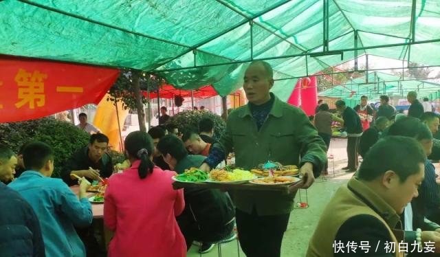  [超乎]苏北农村给新生儿“送粥米”，吃大席场面热闹非常，超乎想象！