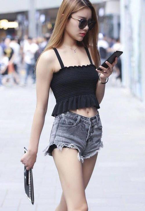 街拍：小姐姐身材高挑，吊带加热裤穿着时尚性感很显女人味！