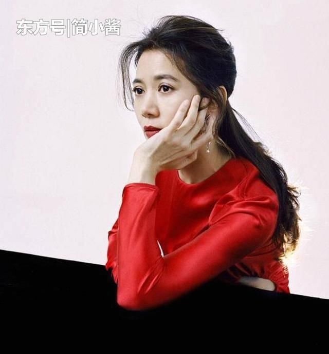 开叉■一袭蕾丝开叉裙大秀美腿,48岁身材真惊艳,袁咏仪真“有料”