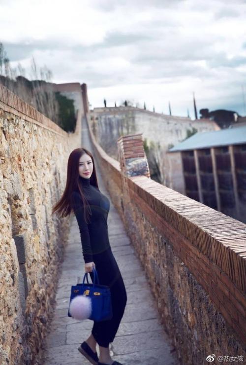 街拍：女子紧身衣VS紧身包臀裙，哪个小姐姐更好看?