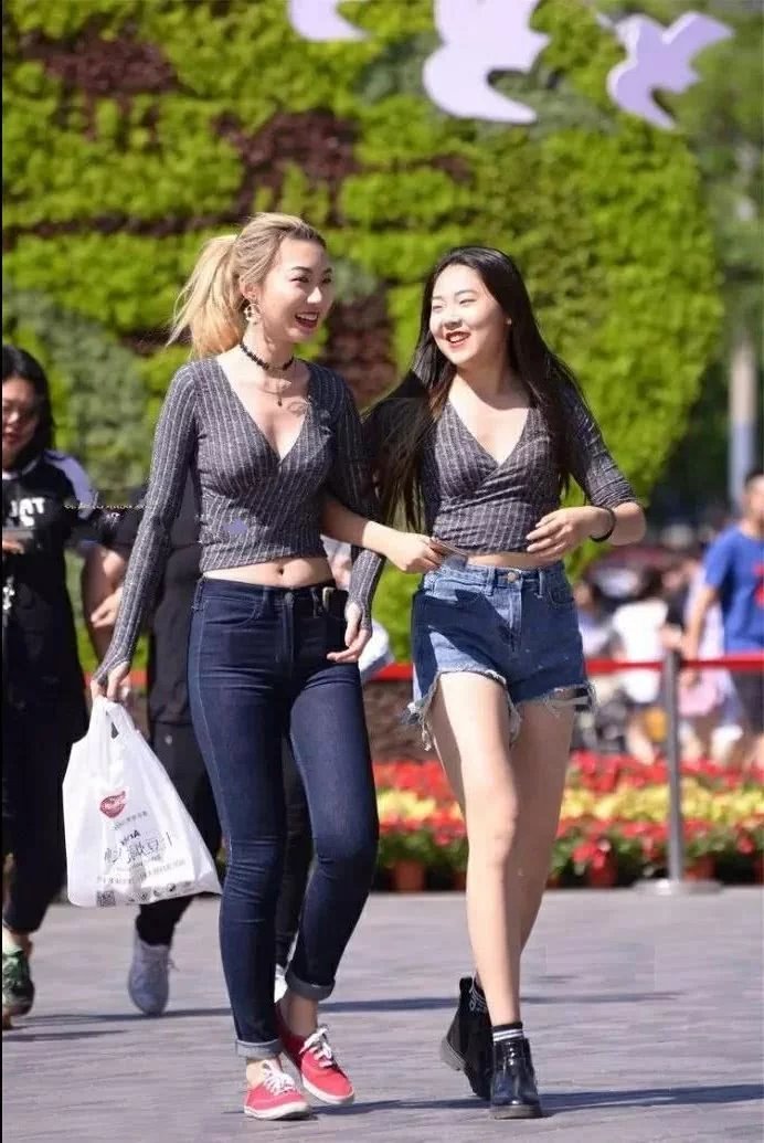 街怕甜美小姐姐夏季清爽穿搭，小姐姐那呼之欲出的身材还是非常性