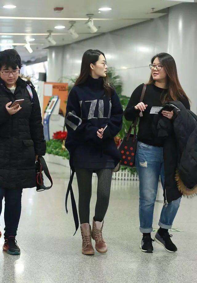 27岁李沁现身机场, 网友: 这么丑的打底裤也只有你能hold住了!