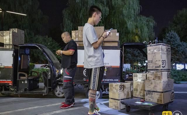  『陈佳伦』炒鞋背后的年轻人：万元买鞋不稀奇，看人先看鞋|图片故事