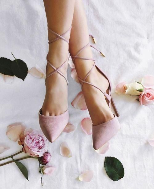 美是穿出来的，尖头细跟时尚迷人设计，倍添都市女人味