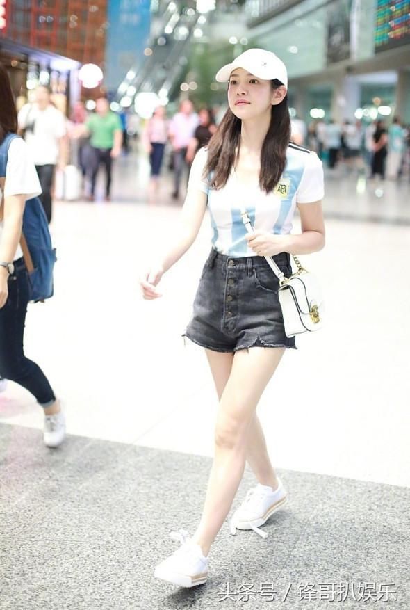 真服了陈妍希，只顾凹造型鞋带都不系好，想像奚梦瑶那样摔一跤？