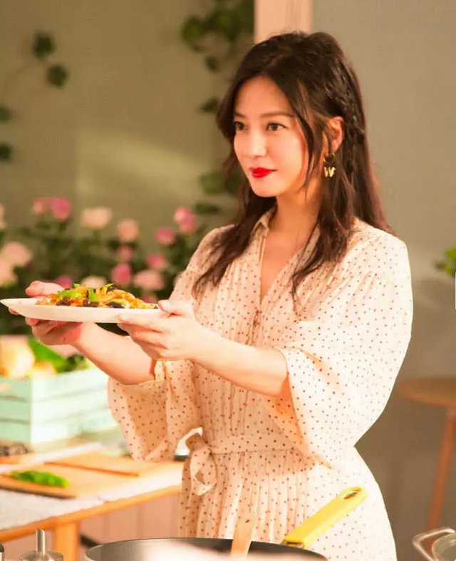 赵薇穿清纯波点白裙下厨房，网友:这波“照骗”摆拍太明显
