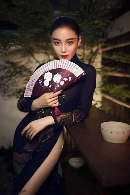 同穿黑色旗袍，迪丽热巴仙气，柳岩性感，她最风尘！