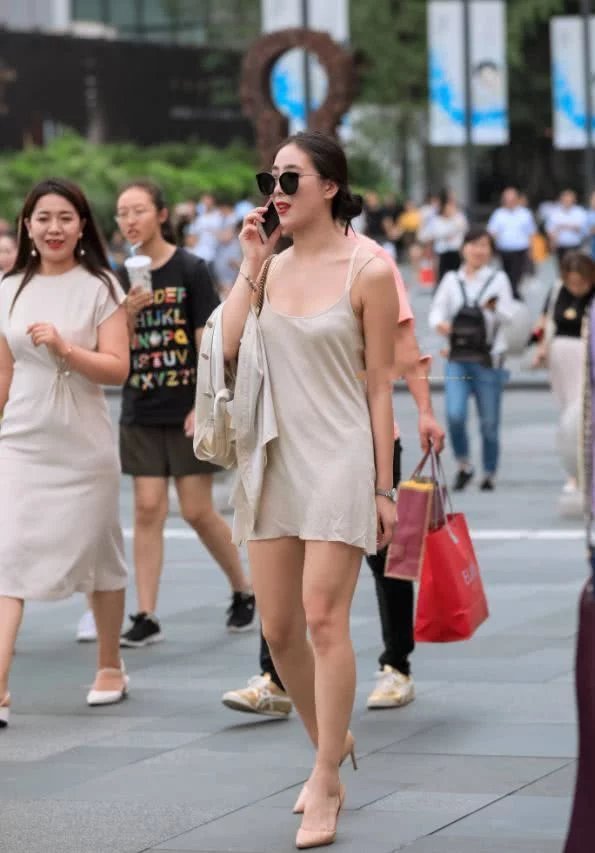 街拍：30多岁的小姐姐睡裙出街，小姑娘可不敢这么穿！