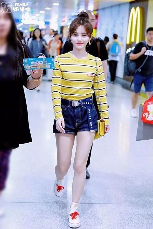 鞠婧祎比沈月矮1厘米，怎么腿还比她长？网友：腿细才是关键！