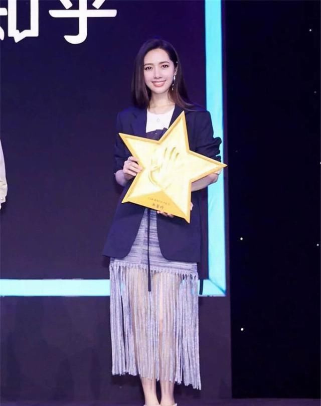  『多层次』最近时尚圈火了一种裙子，叫“龙须裙”，优雅时尚，明星都在穿