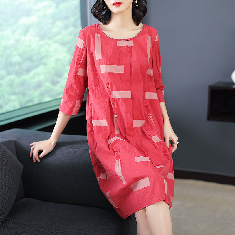 参加旗袍秀的阿姨们，个个身穿旗袍连衣裙，真是一道美丽的风景线