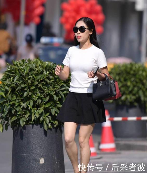 『美女』街拍:薄粉敷面的美女,一件绿色上衣配牛仔裤,时尚清新气息
