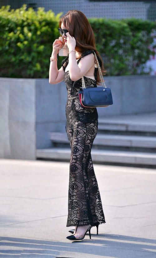 成熟少妇穿黑色蕾丝裙裹出曼妙身材曲线!