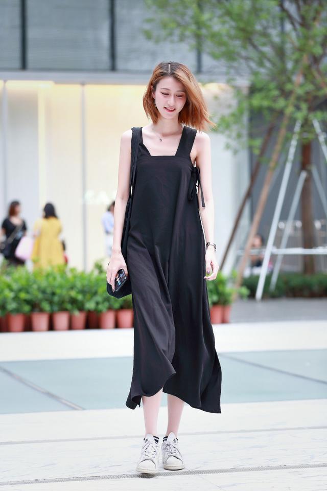 路人街拍，小姐姐黑色包臀裙搭配黑丝袜，让性感显露无疑