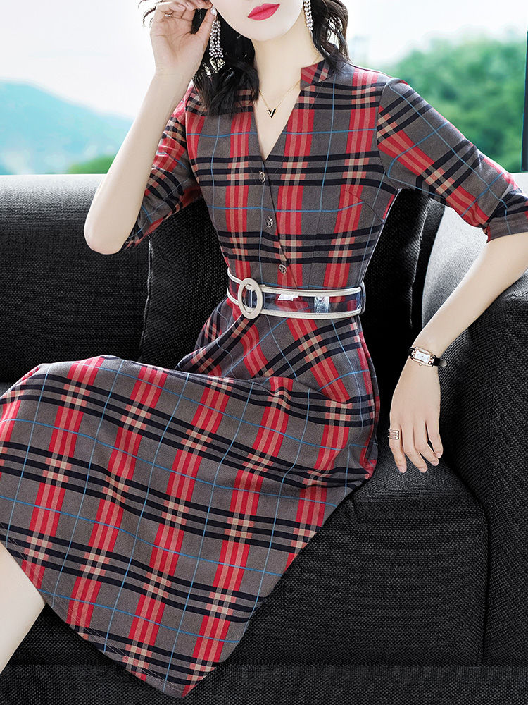 款式“顶级”洋气的女裙，价钱不贵巨有范，女人穿着美翻一条街