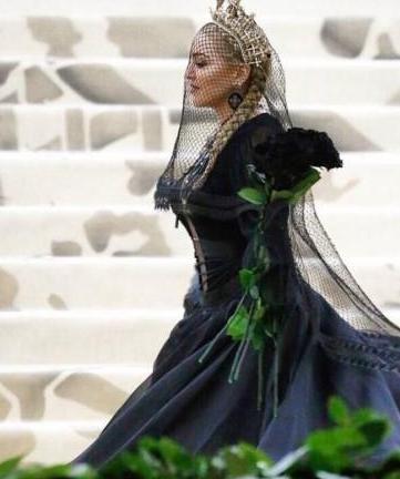 麦当娜有59岁？睡衣出街还像29岁，可脚上的鞋子出卖了她