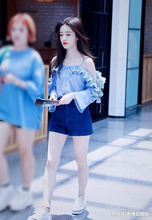 鞠婧祎不管穿什么都楚楚动人，不亏是4000年一遇的美女