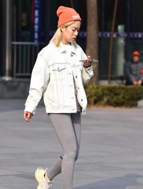  「时尚」潮范儿女神来了，街拍：弱骨纤形的小姐姐，一件灰色背心配牛仔短裤，青春活力气质