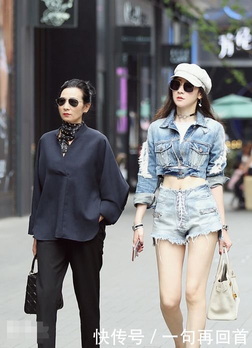 街拍：图五美女穿超短裤，衬衫不系扣“露”出肚脐眼，真是随性！