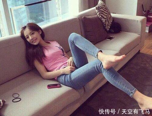 街拍;小姐姐身材苗条性感,身穿紧身牛仔裤优雅显瘦有气质!