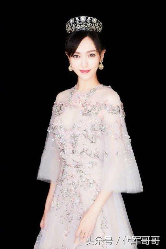 女星穿宫廷风裙装谁最美？迪丽热巴第八，赵丽颖第二，第一是谁？