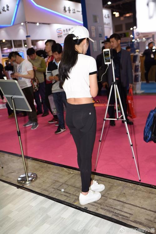 一点点街拍：展会上的美女姐姐在手机开着直播，火辣的身材很性感