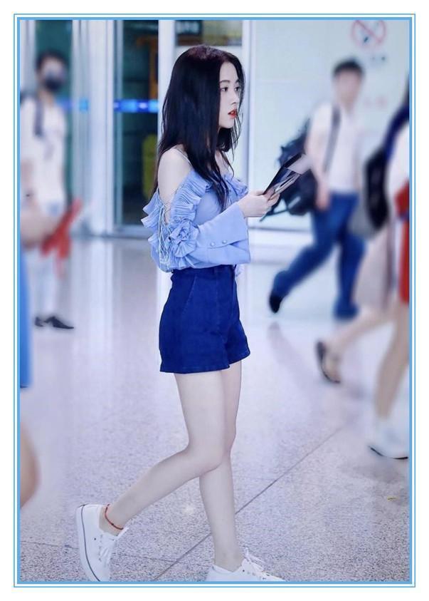 本以为穿吊带装的周冬雨够清纯了，可看到鞠婧祎，我瞬间沉默了！