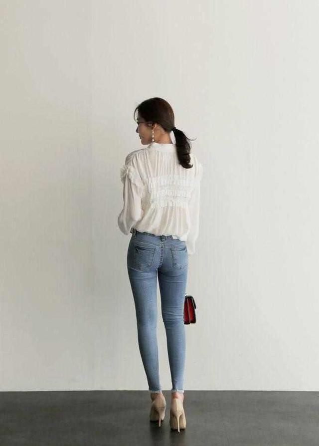 穿紧身牛仔裤的小姐姐，完美呈现高雅的美丽与时尚，性感十足！