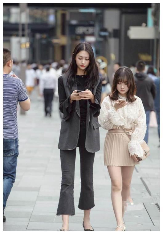 街拍:粉红色吊带连体裙,身材苗条清纯可人