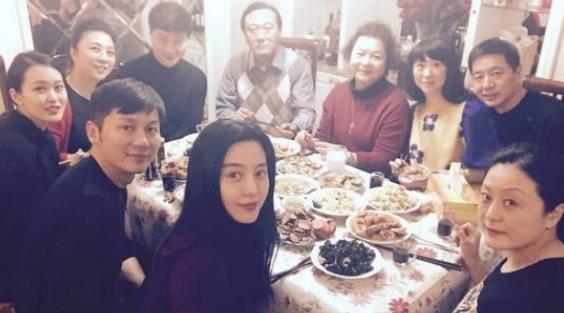 李晨首次回应分手事件，看了他的回答，网友再次质疑两人恋情