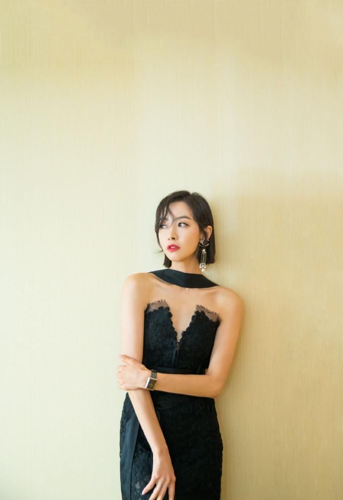 宋茜亮相风尚大典 身着黑色蕾丝连衣裙 网友：优雅性感的女人