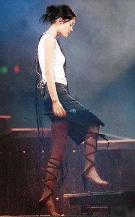 搞笑:女星的高跟鞋有多夸张?杨颖的能理解，天后王菲的看着就疼