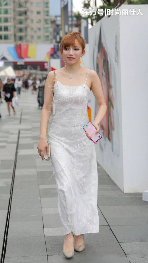  『精致』性感又洋气的白色流苏吊带裙，身材好的姑娘才能穿出精致感觉