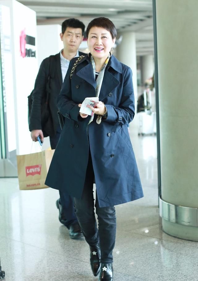 56岁张凯丽厉害了!穿T恤+短裤显小20岁,网友:大妈也可以很时尚