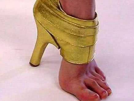 一般女人不敢穿的7双高跟鞋,看着都害怕,网友:我宁愿光脚走路