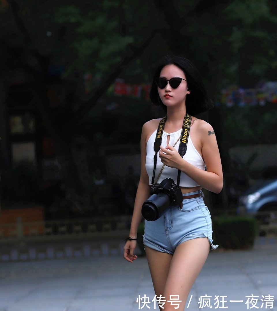 路人街拍，长相甜美的小姐姐穿紧身衣，身材前凸后翘，大长腿迷人