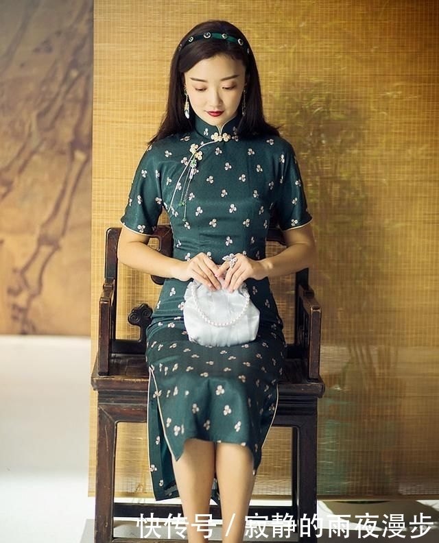 #女人#女人一生总要穿一次“旗袍”,今年流行的是这件,时髦显瘦又优雅