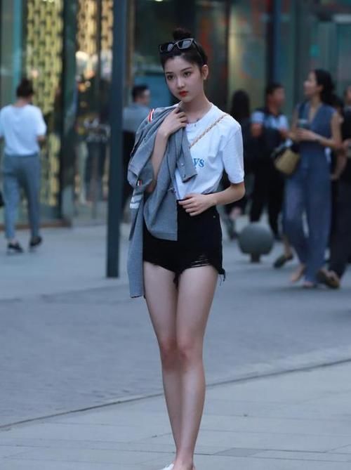  「靓丽」街拍：环肥燕瘦的小姐姐，一件白色上衣配黑色短裤，青春靓丽气息