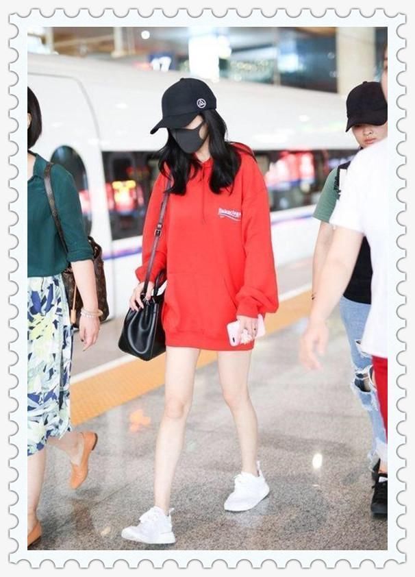 当159鞠婧祎和166杨幂同穿红色卫衣,这差距原谅我不厚道的笑了!
