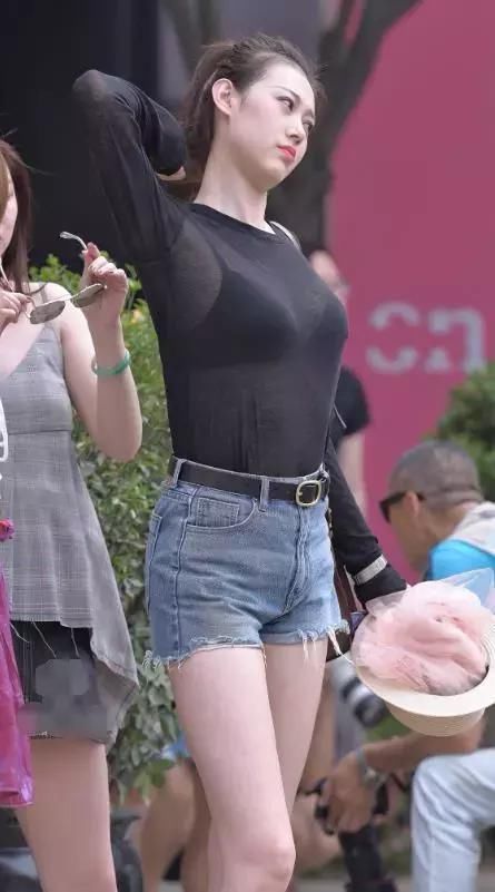 性感女神半透明上衣突出傲曼身姿，演绎若隐若现的诱惑