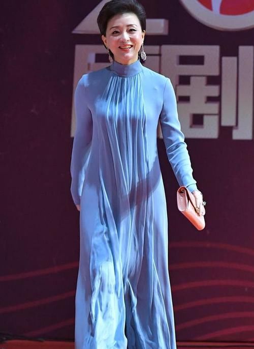  条连衣裙■51岁杨澜真会穿！穿浅蓝色连衣裙气质优雅，笑起来魅力十足！