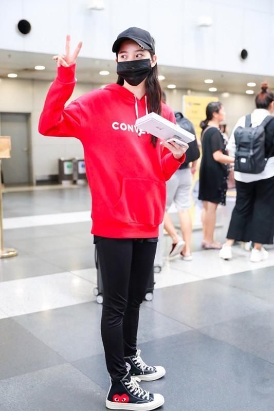 欧阳娜娜也去上学了，穿健身裤显活力，真想和这样的学妹成校友！