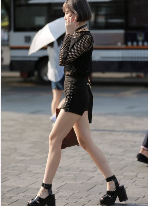 性感气质小姐姐，独特的穿衣风格让小姐姐时尚范儿十足，修长的美