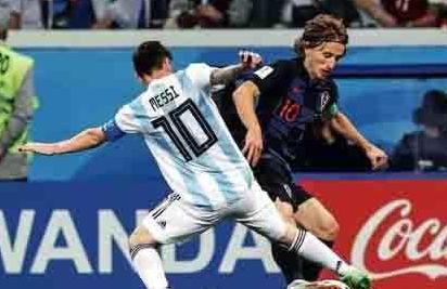 时隔十一年，FIFA世界足球先生再回中场位置，这次是否毫无争议