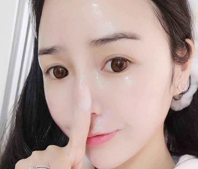 女人毛孔粗大很粗糙，用蛋清和小颗粒混合敷脸，3天收毛孔除暗黄