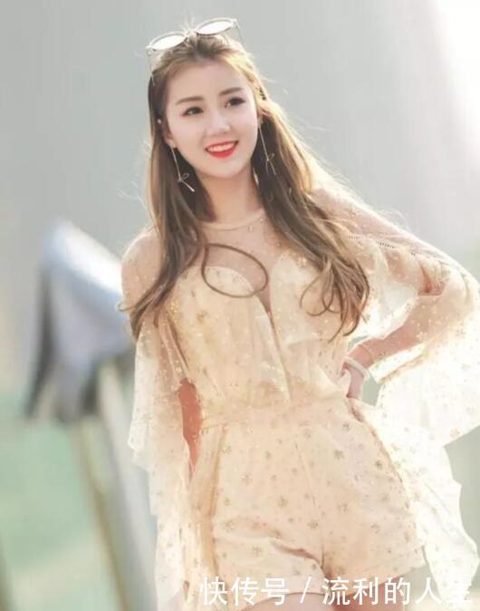 街拍: 图1美女太冷艳, 图3街头撩狗好俏皮, 图4穿着包臀裙很性感