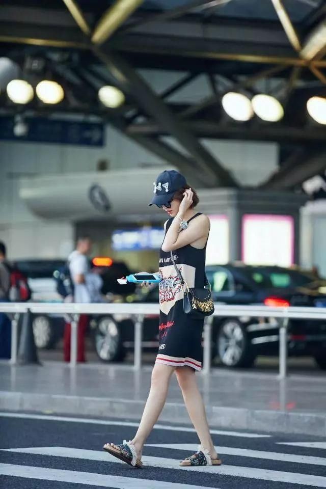 张俪腿是真长，穿拖鞋不邋遢还时髦！网友：我要有这腿也敢这样穿