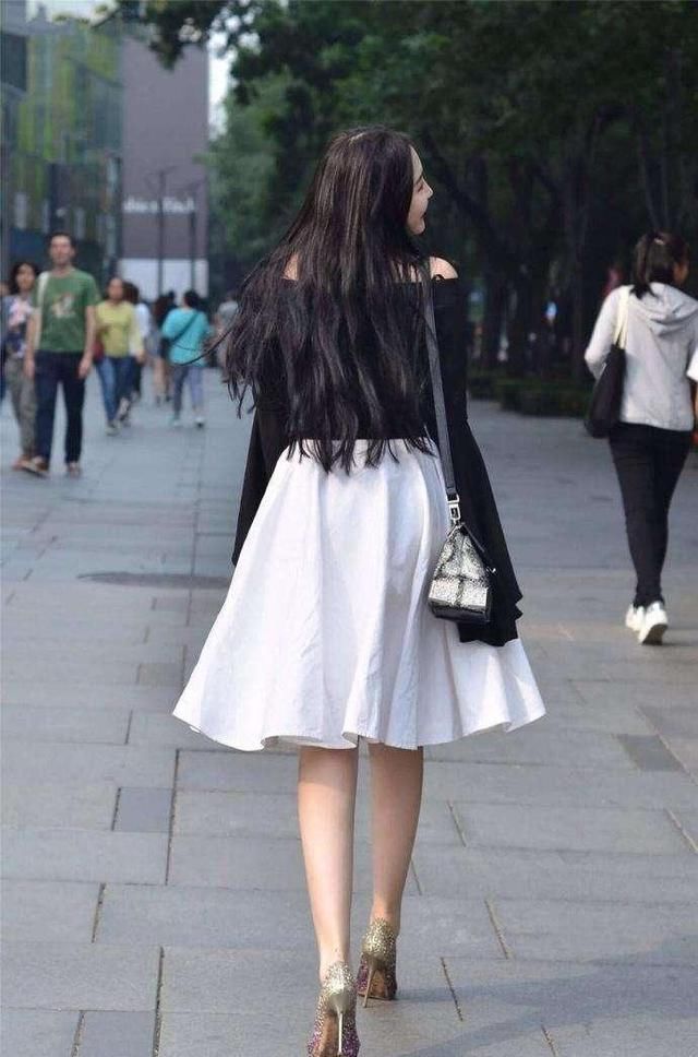 素人街拍：连衣裙展现高贵气质，白皙长腿让路人看呆